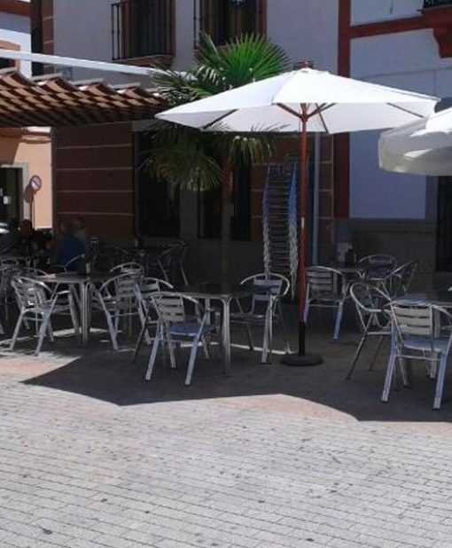 Terraza del bar Hostal Vaticano en Monterrubio de la Serena, dónde comer en Monterrubio de la Serena